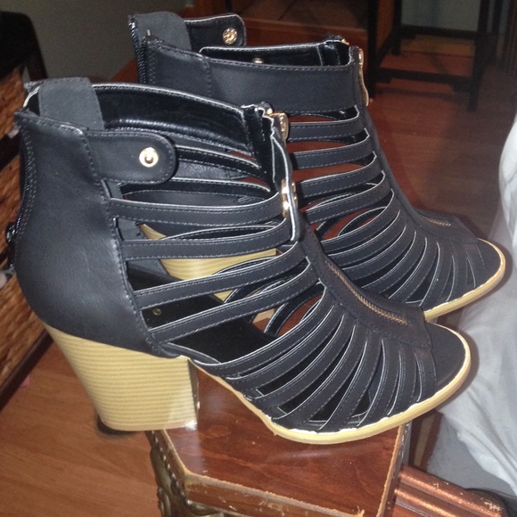 Quipid peep toe heels