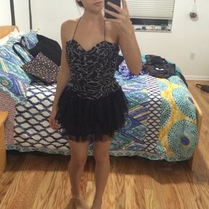 Adorable dress, ties in a halter