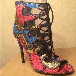 Lowest and final price! Cammora, Steve Madden, 7