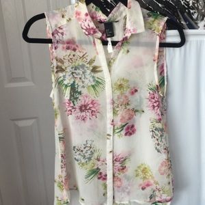 Flower sleeveless blouse.