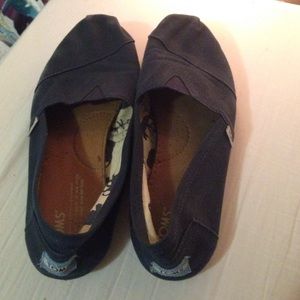 barely worn navy blue toms!!!