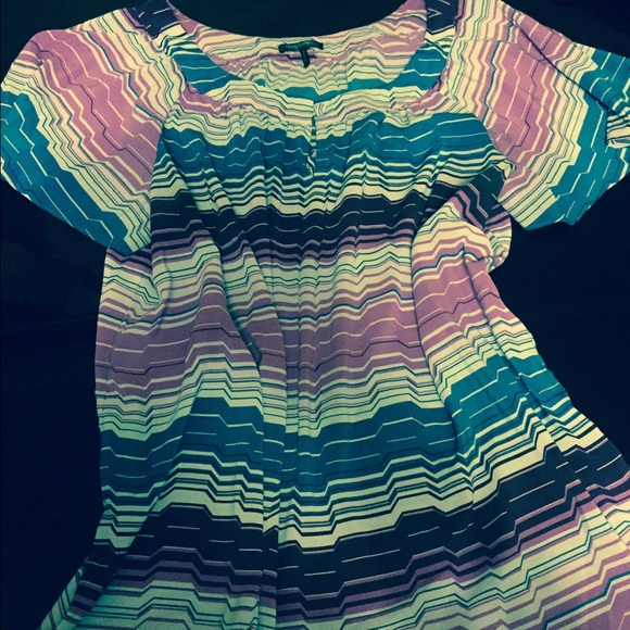 $7.00!!! Cute Daisy Fuentes Chevron Top