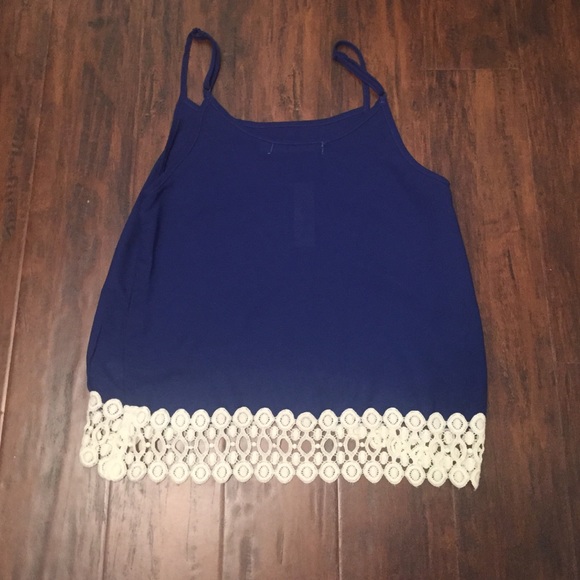 NWT blue top with lace hem - Picture 2 of 2