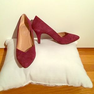 Suede burgundy mid height pumps!