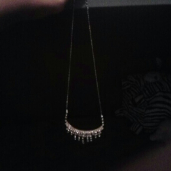 A necklace - Picture 2 of 2