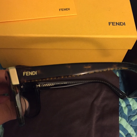FENDI Sunglasses✨ - Picture 2 of 6