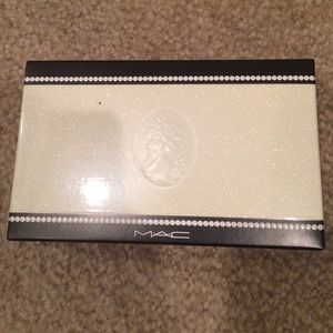 Mac keepsakes/smokey face palette