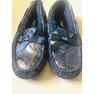 🌟Authentic UGG moccasins.