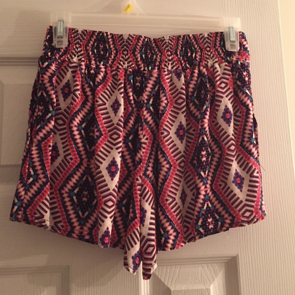 Charlotte Russe printed shorts with pockets - Picture 2 of 2