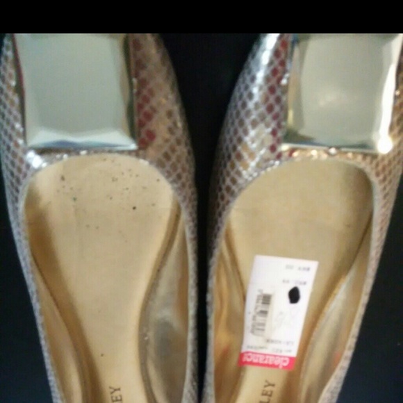 Gold flats - Picture 2 of 3