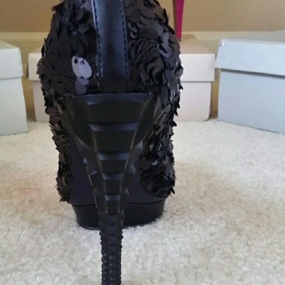 Heels - Picture 2 of 2
