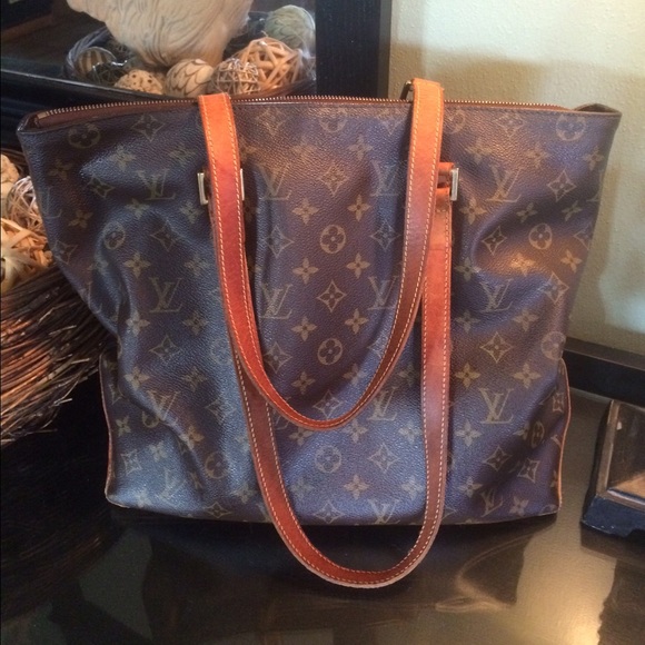 Authentic Louis Vuitton purse with dust bag.