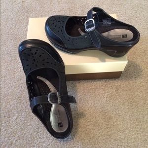 white mountain clogs