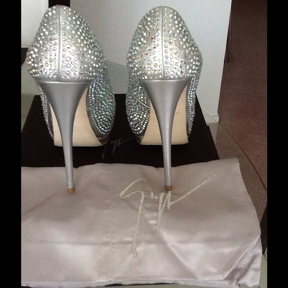 Giuseppe Zanotti Crystal Embellished Peep Toe Pump - Picture 3 of 4