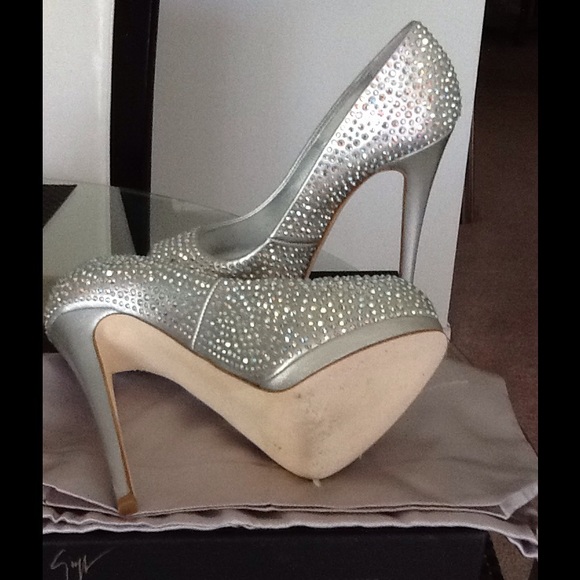 Giuseppe Zanotti Crystal Embellished Peep Toe Pump - Picture 4 of 4