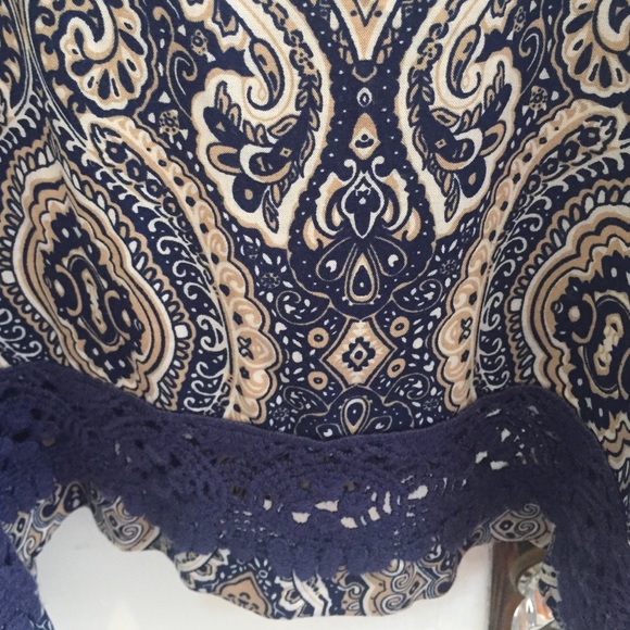 Beautiful flowy tank top - Picture 2 of 4