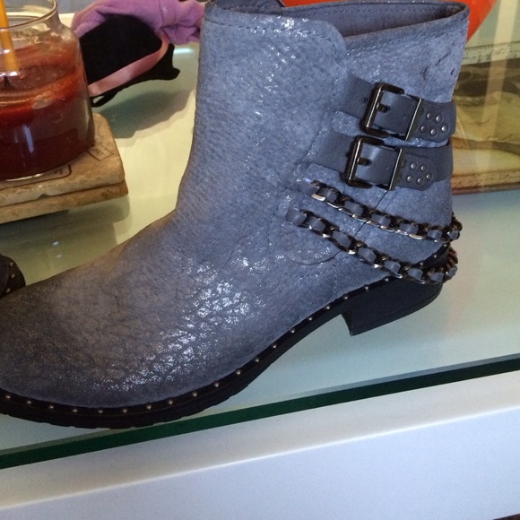 Metallic coblle leather . Rveg leather bcbg  boots