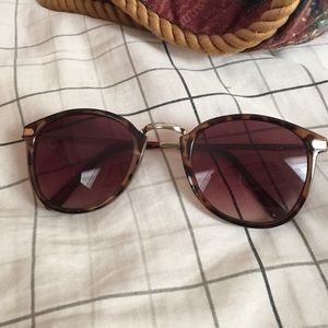 Tortoise shell vintage style sunglasses