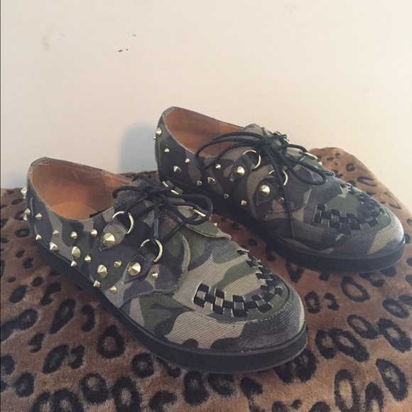 Military styled flat tie up shoes