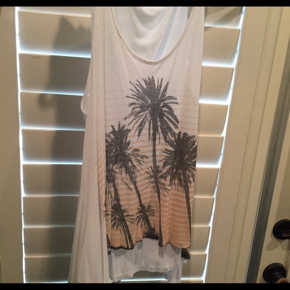 Cute beachy/flowy tank - Picture 1 of 1