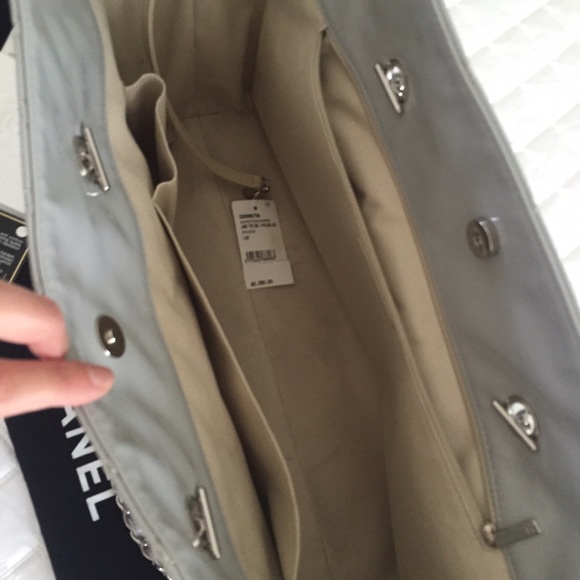 🚫SOLD🚫 CHANEL LARGE PATENT GREY TOTE - Picture 2 of 4