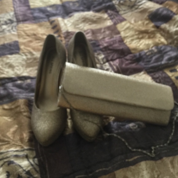 Sparkle Gold Heels & Clutch Bundle - Picture 1 of 4
