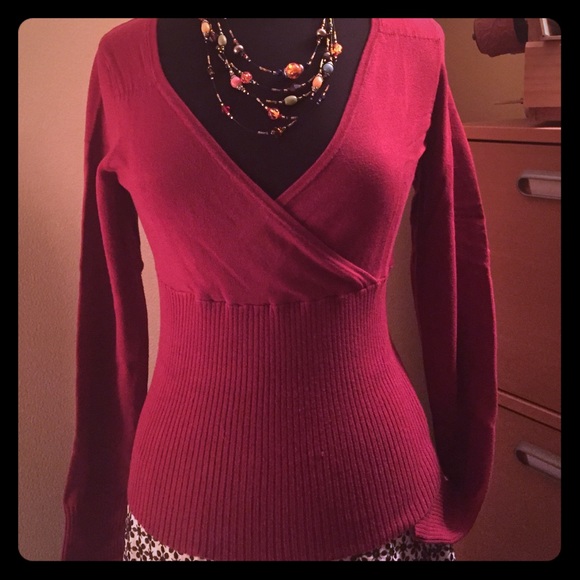 Old Navy Sweaters - 🎉SALE🎉Crossover sweater. V neck. Ribbed waist.