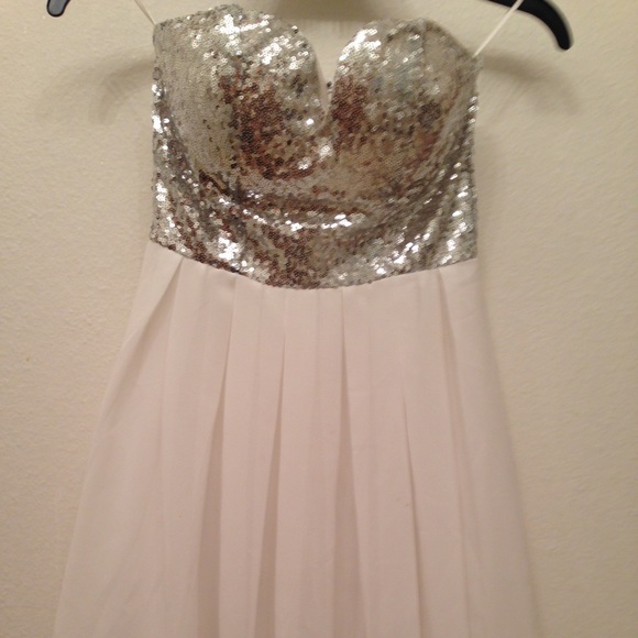 WINDSOR Dresses & Skirts - White and sparkly Short Homecoming dress