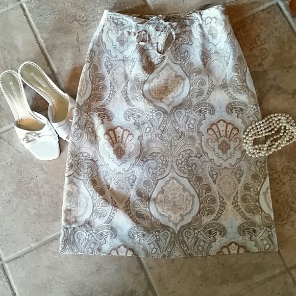 Banana Republic Dresses & Skirts - *Final*Banana Republic 100% silk skirt. Sz 2 vgc