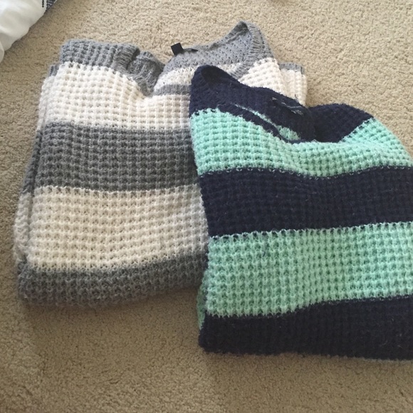 2 American Eagle this sweaters