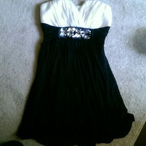 Strappless black and white dress