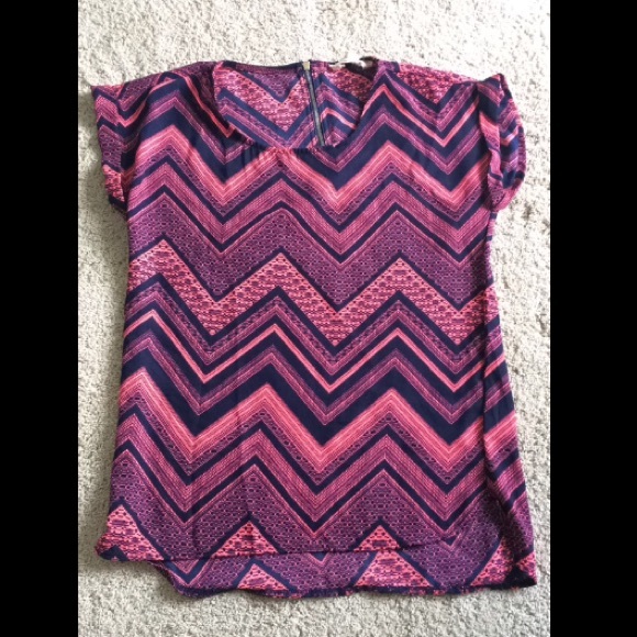 Loose fitting shirt w/ chevron pattern