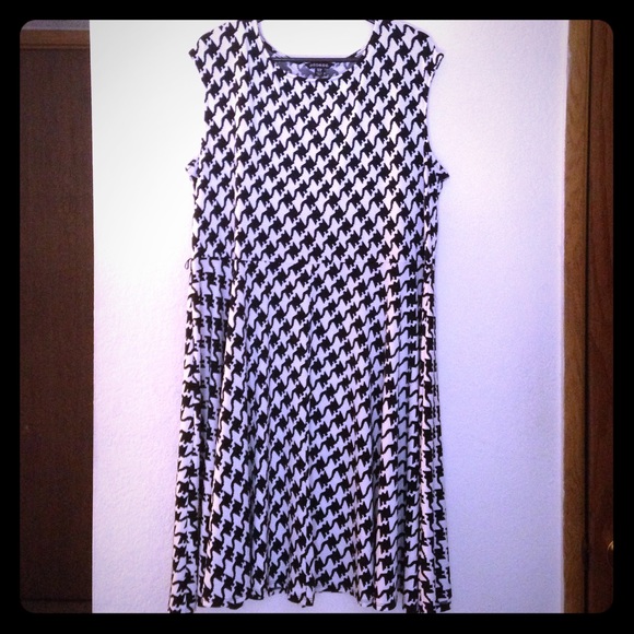 Super cute houndstooth dress with circle skirt