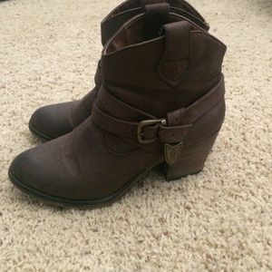 Ankle cowgirl booties!