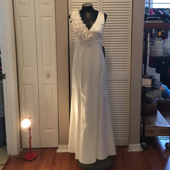 New with tags cream sleeveless long wedding dress.