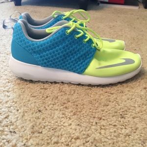 Brand new nike roshes!(Tags aren't on them though)