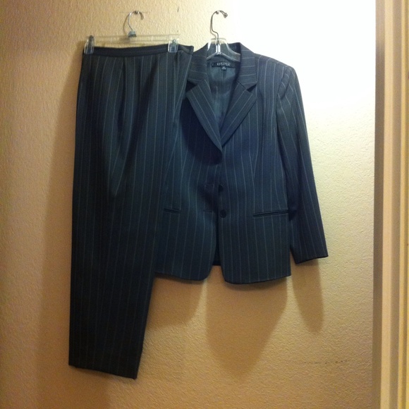Charcoal gray pinstriped suit, professional - Picture 1 of 4