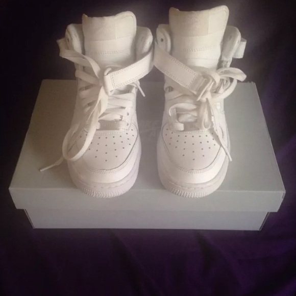 mid Air Force 1 size 4