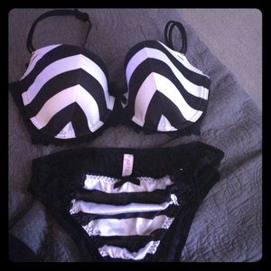 36 DDD cacique bra and matching panties (size 12)