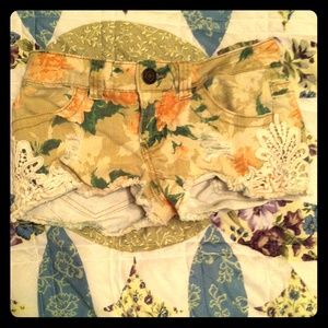 Cute floral shorts!🌸🌺🌻