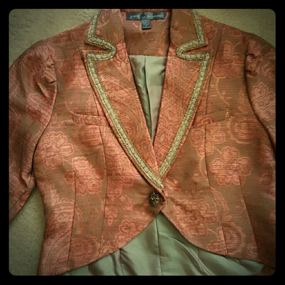 Cropped fitted coral blazer