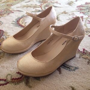 Beige glittery wedges