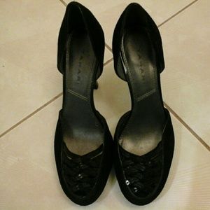 SALE!!! 50% OFF Pre-owned Tahari Pumps now $10.00