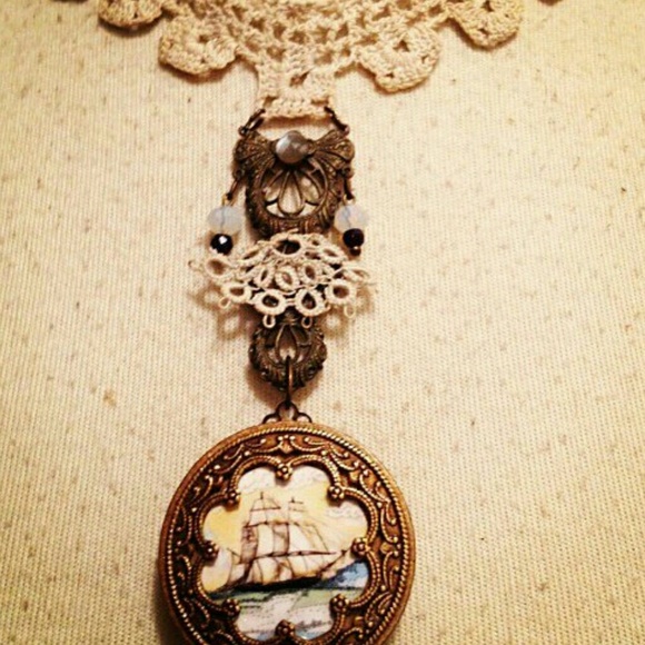 Lace and Cameo Necklace with Opals And Sapphires - Picture 4 of 4