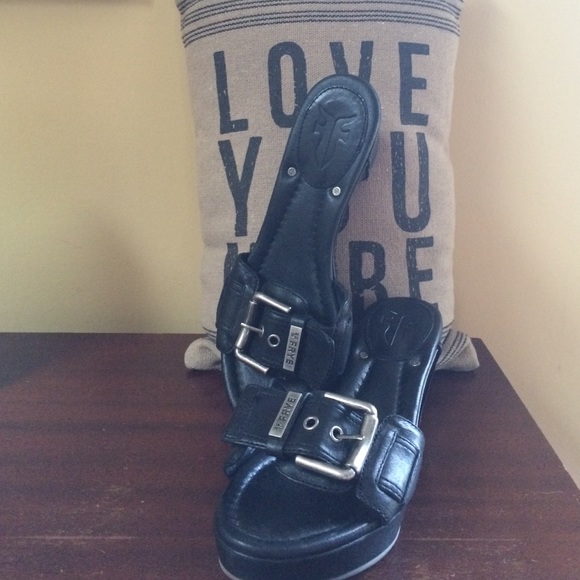 NWOT FRYE Isabella Black buckle slides