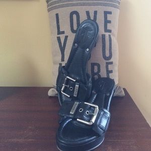 NWOT FRYE Isabella Black buckle slides