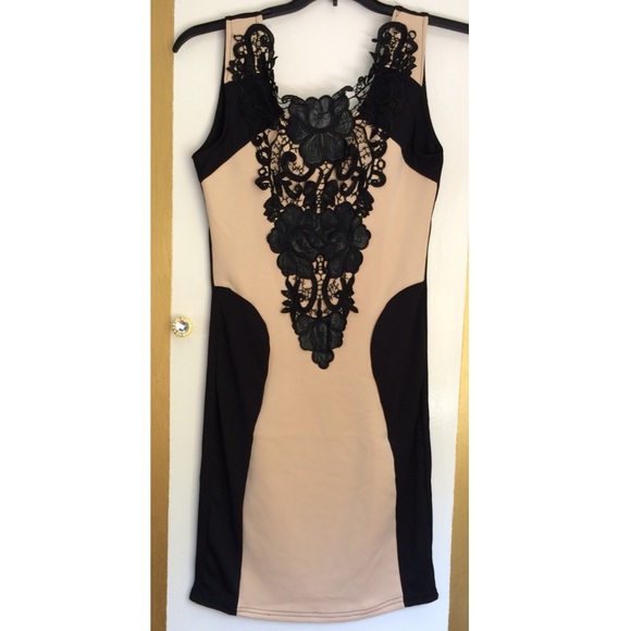 🚫SOLD🚫Black Lace Bodycon Dress - Picture 2 of 4