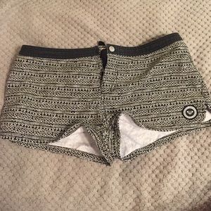 Super cute roxy board shorts
