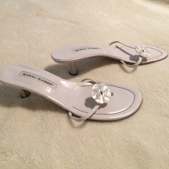 SOLD OUT/ Manolo s White kitten heels 2.5" - Picture 2 of 4