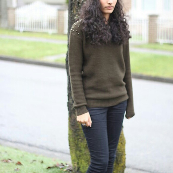 OLIVE GREEN SWEATER.